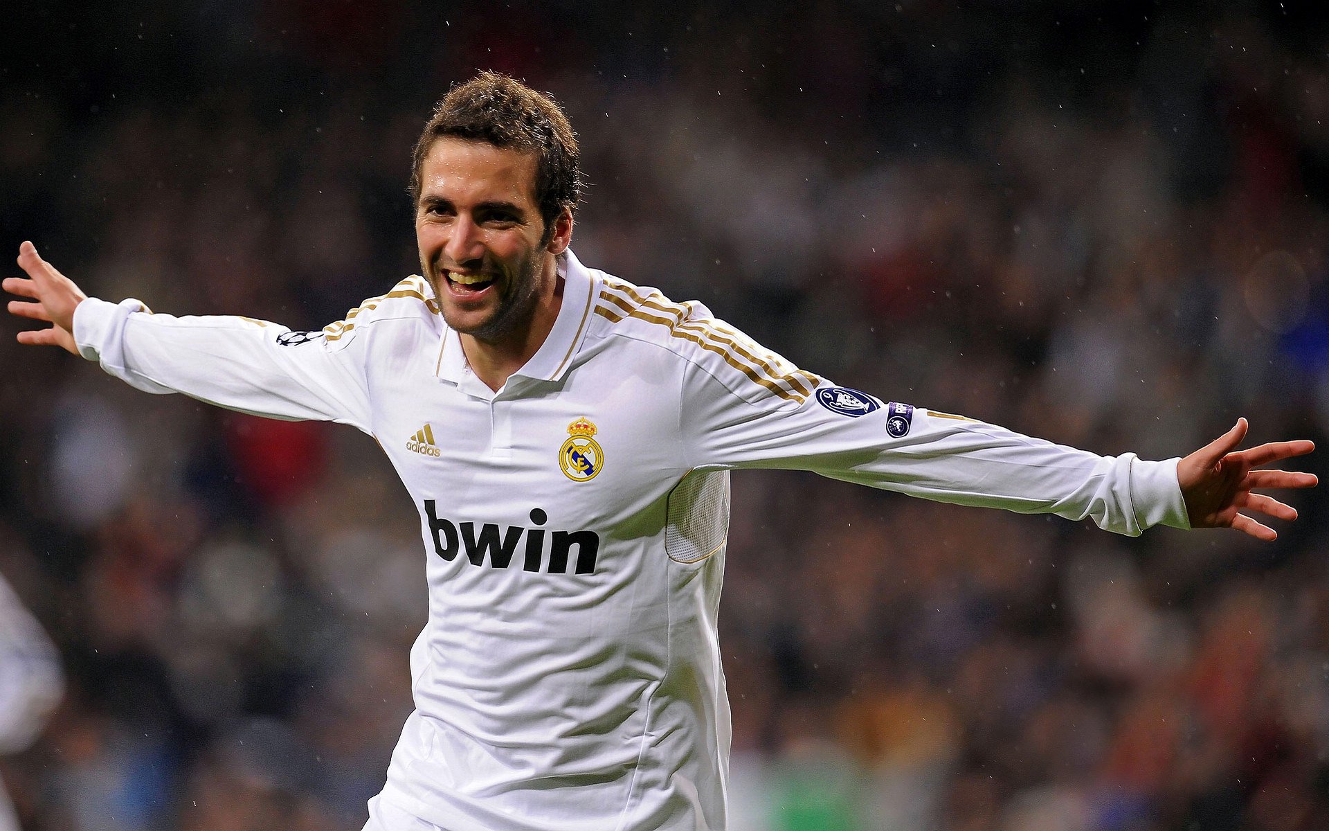 “中超联赛推广全民足球运动,引领新风尚”,2021中超主题